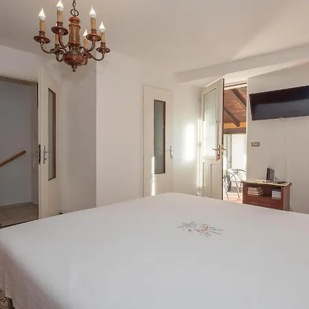 1 Bedroom Gorgeous In Baveno